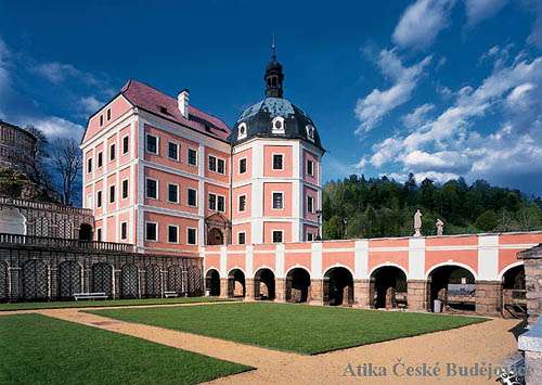 Průčelí zámku v Bečově nad Teplou