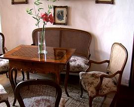 Dámský salonek je vybaven rokokovým nábytkem